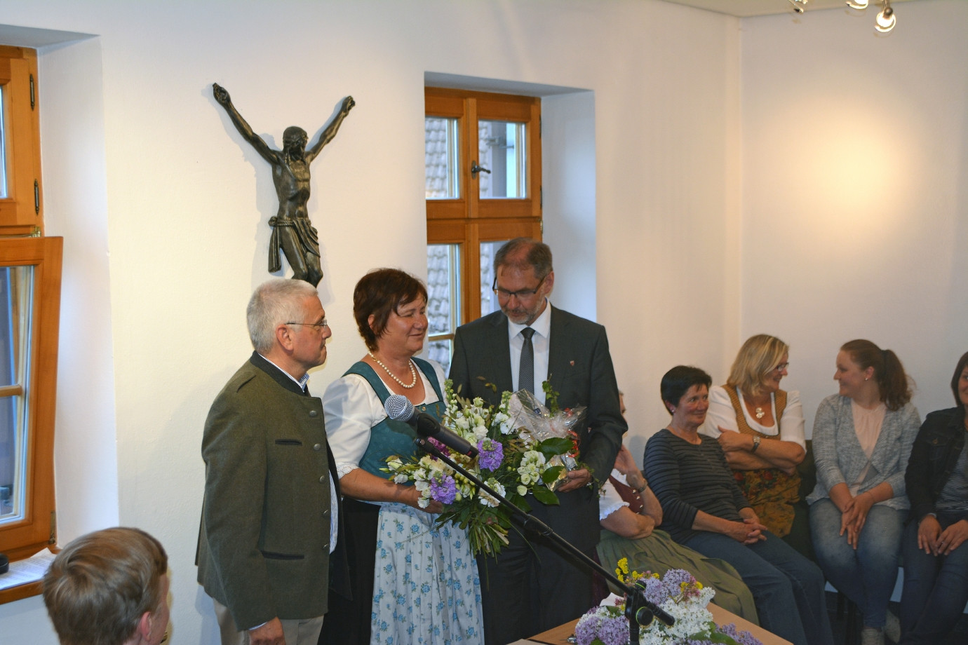 Vorstand Roland Klosa und Bürgermeister Thomas Gasser danken der Initiatorin Rosmarie Wanndersdorfer