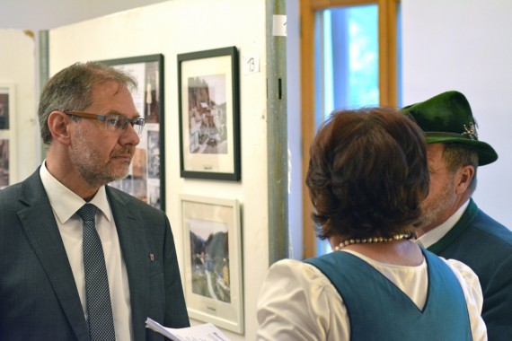 Bürgermeister Thomas Gasser im Gespräch mit der Initiatorin Rosmarie Wannersdorfer